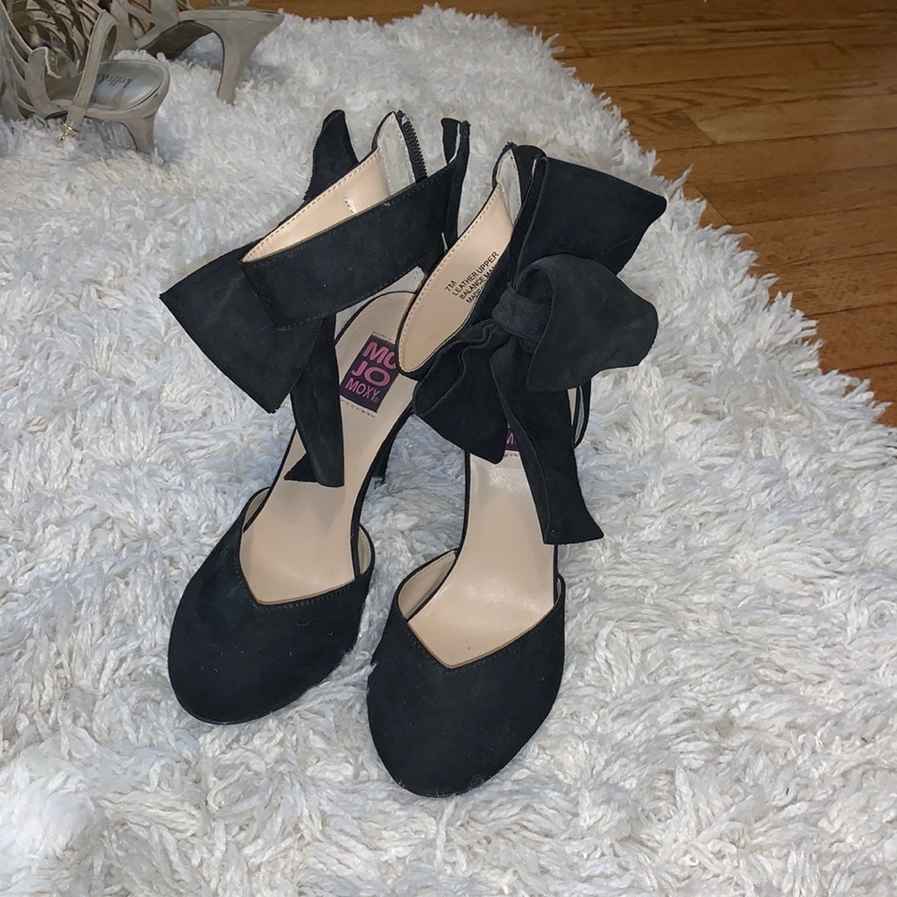 Bow heels
